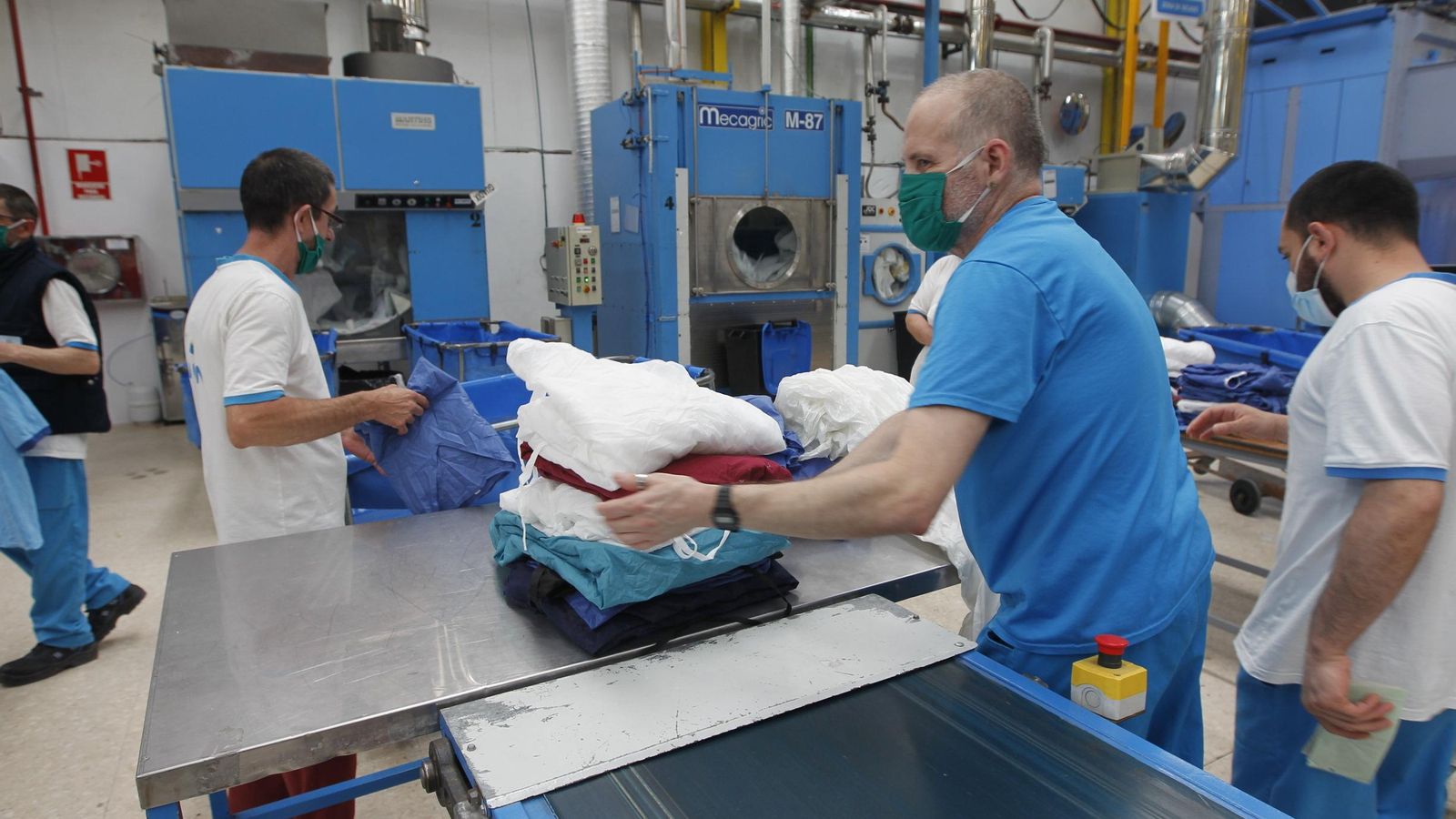 Por la mañana se desinfectan y lavan los tejidos y por la tarde el el turno de planchado