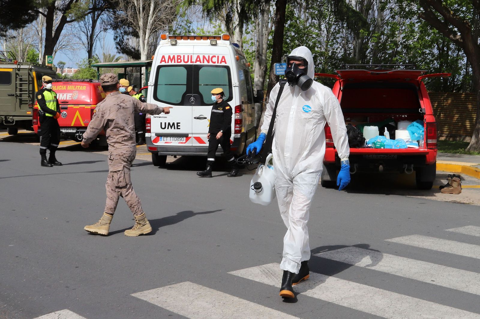 Imágenes de las tareas de desinfección de la UME en el Hospital Infanta Elena