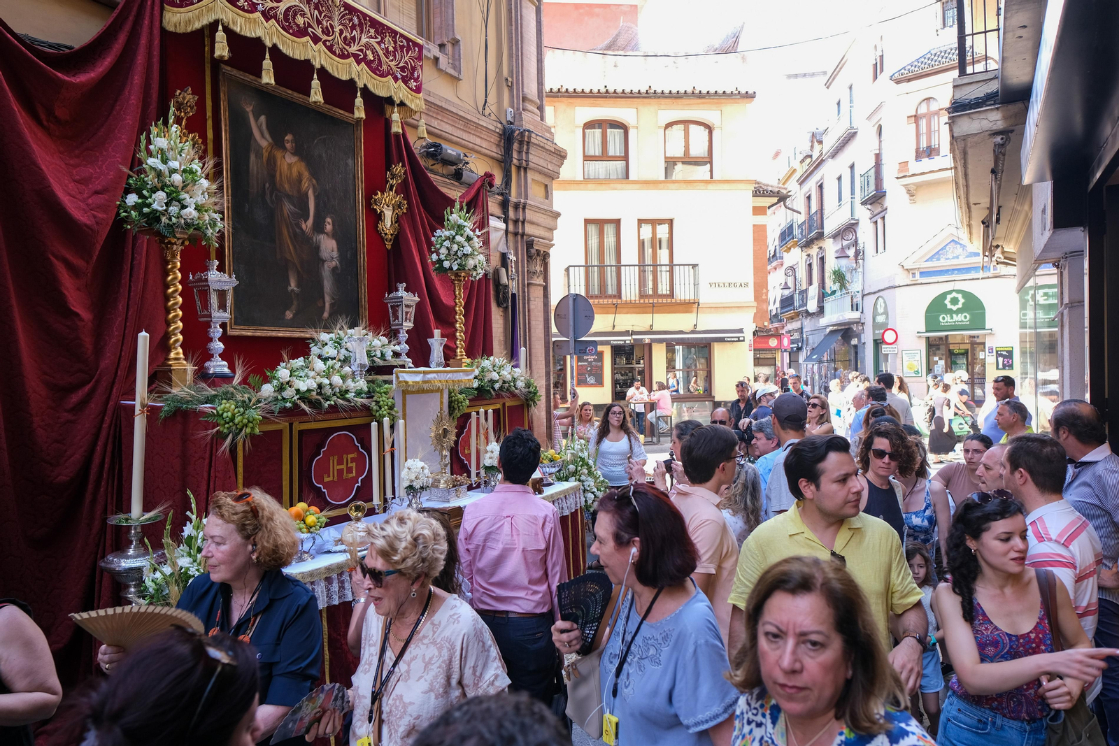 Preparativos, altares, escaparates, balcones para el Corpus