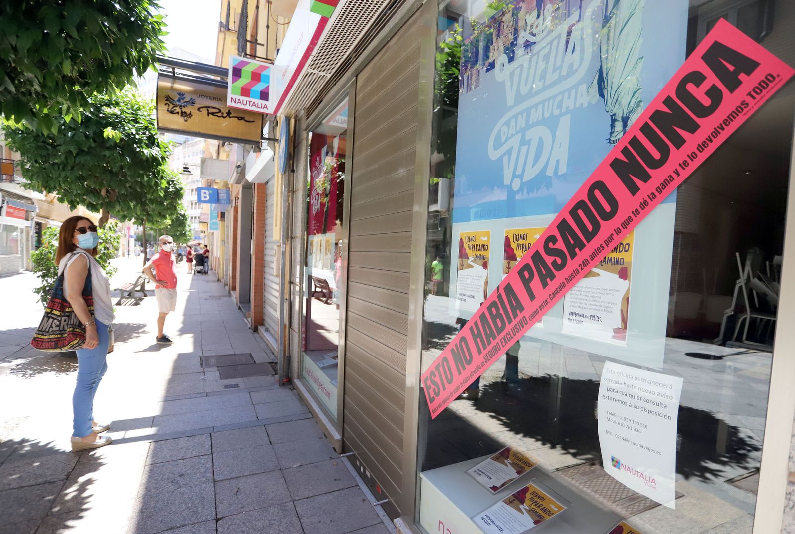 Carteles en una agencia de viajes de la capital onubense.