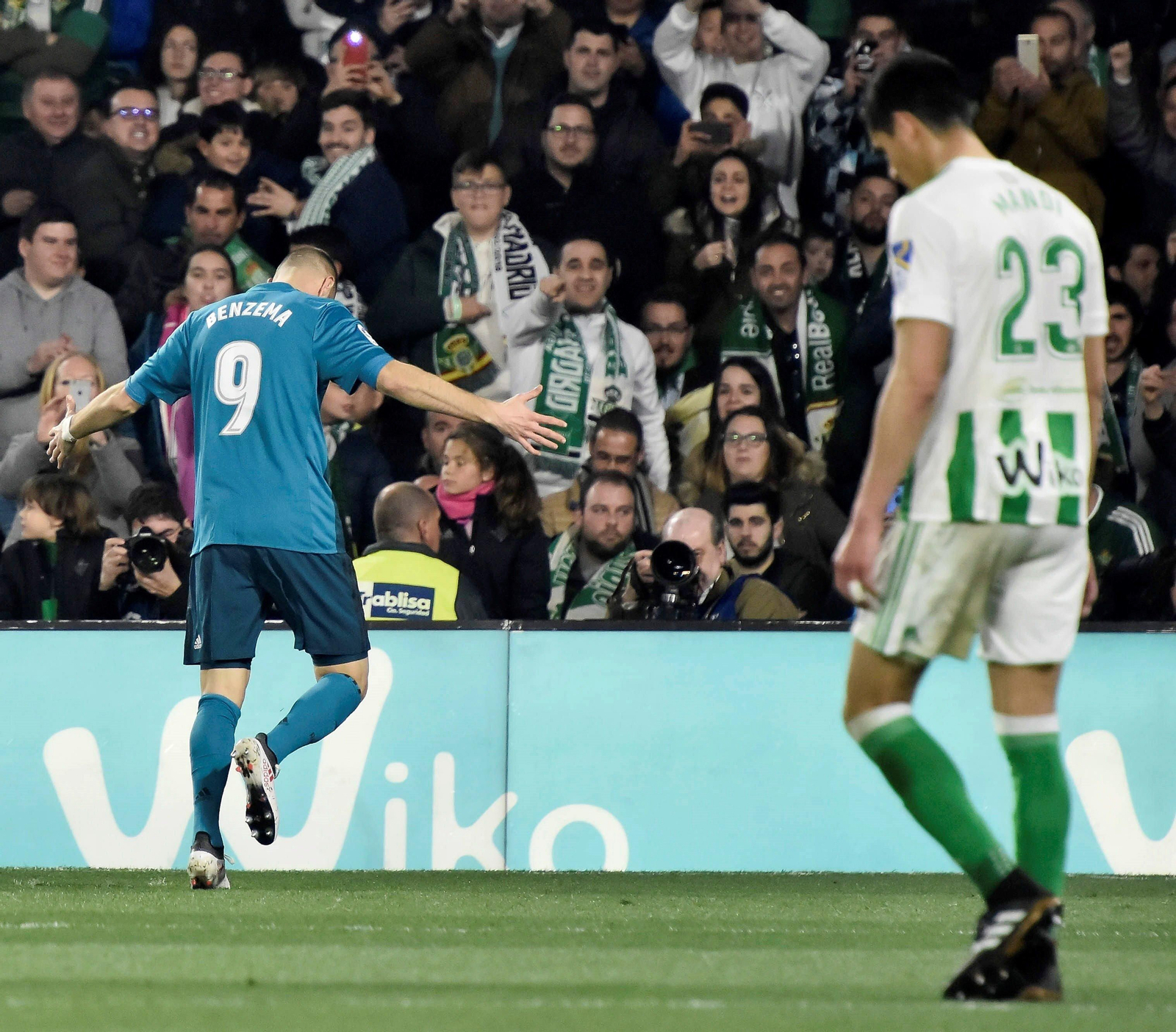 Benzema celebra un gol en 2018 ante la decepción de Mandi.