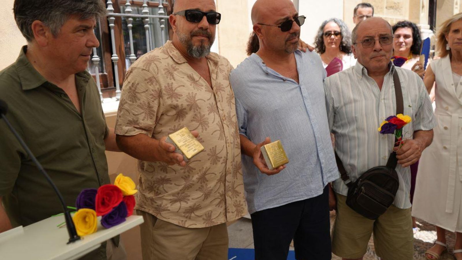 Familiares de las víctimas, junto al alcalde. Familiares de las víctimas, junto al alcalde.