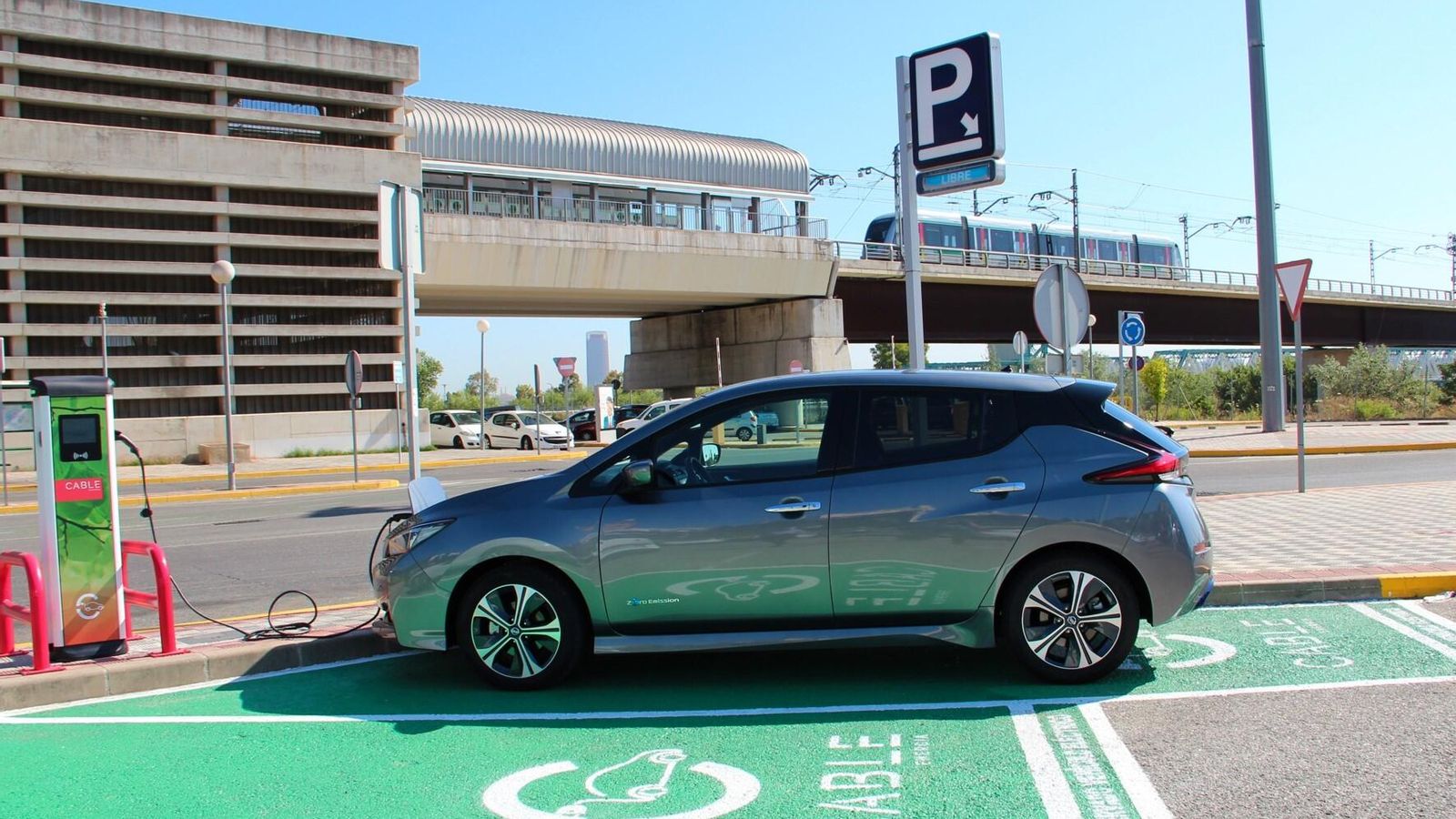 El punto de recarga para coches eléctricos en el aparcamiento de la estación de San Juan Bajo.