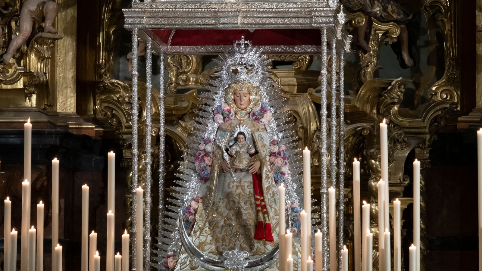 La Virgen del Rocío del Salvador en su altar de cultos
