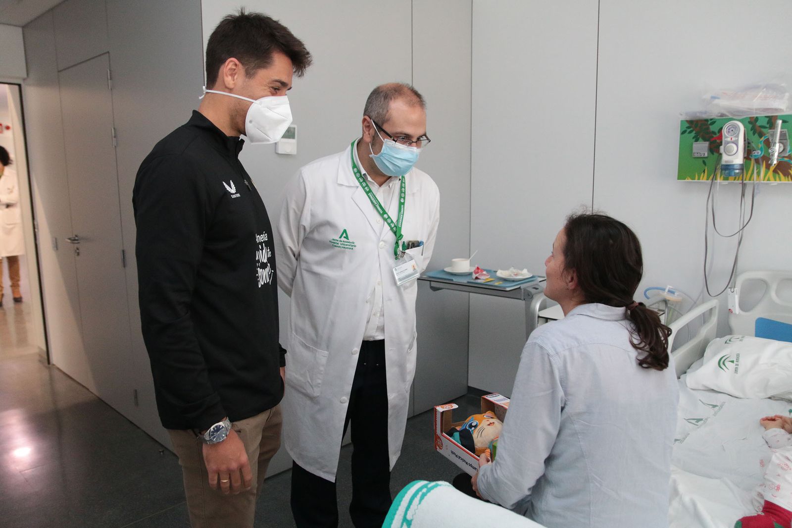 Los Reyes Magos de la UD Almería entregan sus regalos a los niños hospitalizados de Torrecárdenas