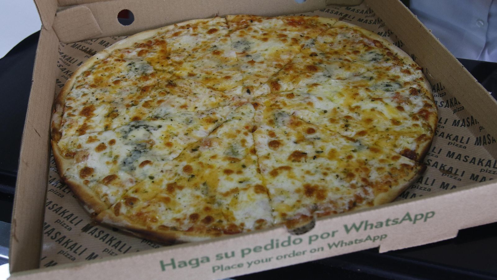 Sus pizzas se están haciendo famosas en la capital.