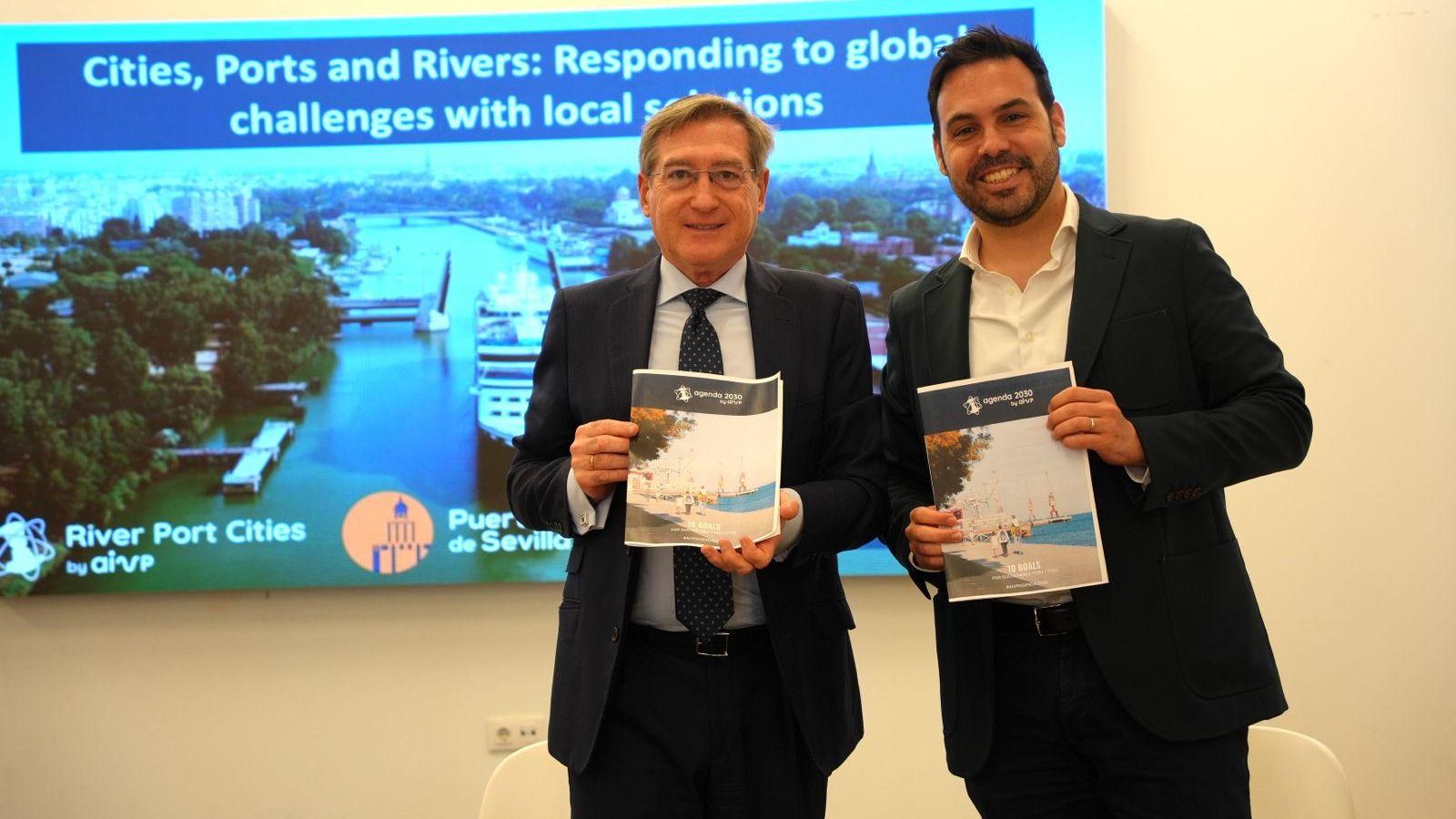 Rafael Carmona (Puerto de Sevilla) con José Sánchez, director de la agenda 2030 de la red mundial de ciudades portuarias (AVIP)