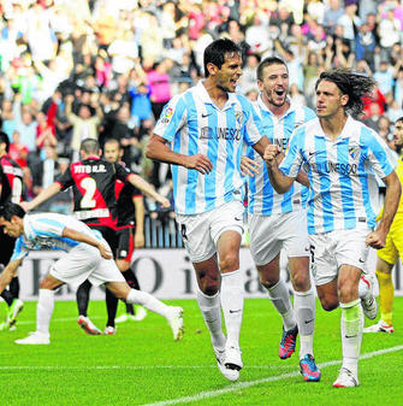 Santa Cruz y Camacho festejan con Demichelis su tanto frente al Rayo.