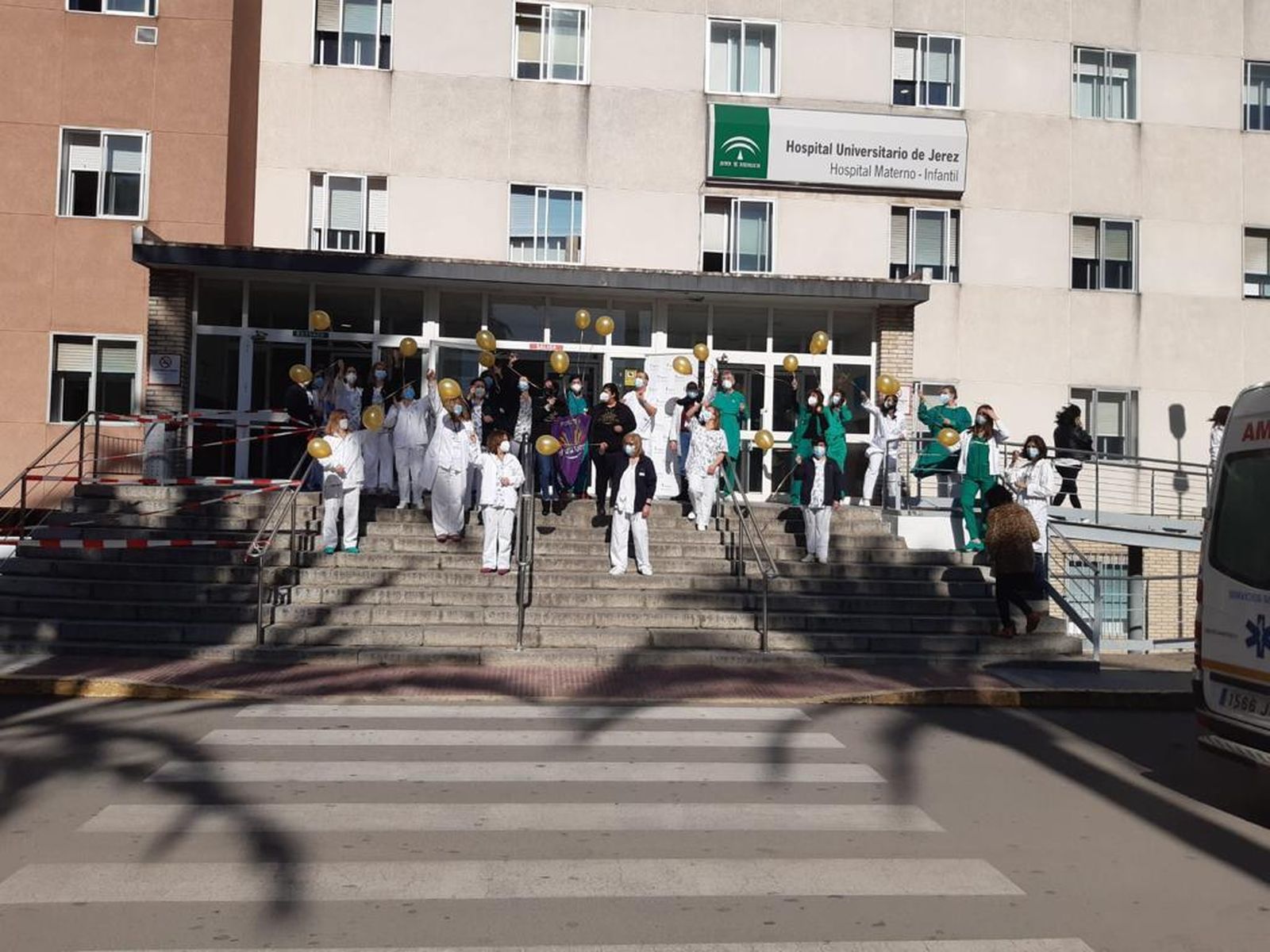 Suelta de globos este lunes en el Hospital de Jerez.