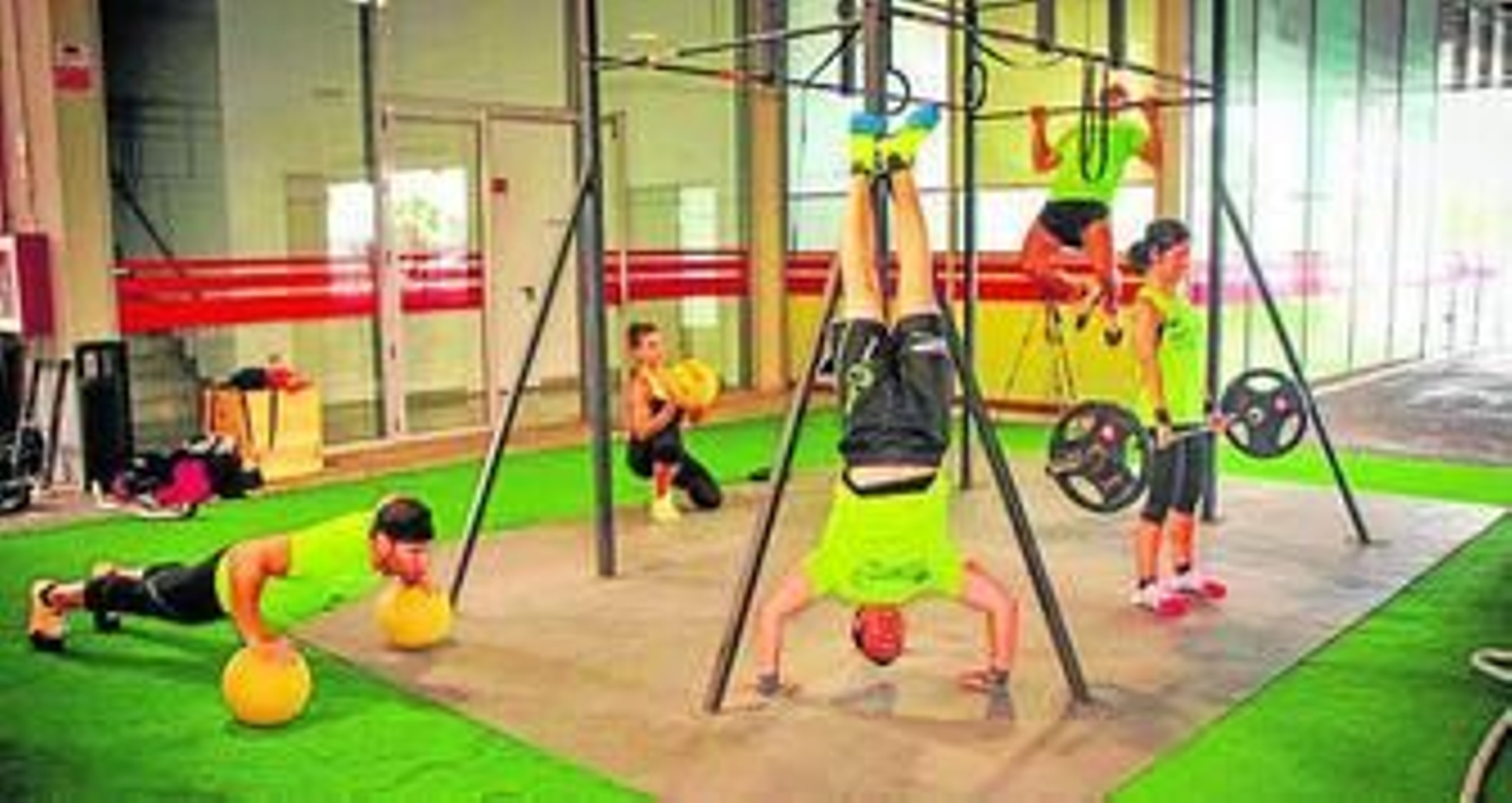 Varios deportistas del equipo onubense, ejercitándose.