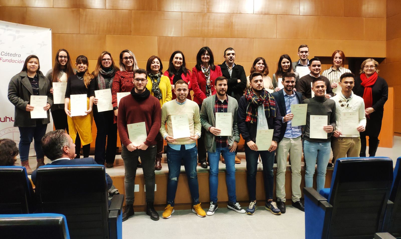 Foto de familia de alumnos acreditados y autoridades.