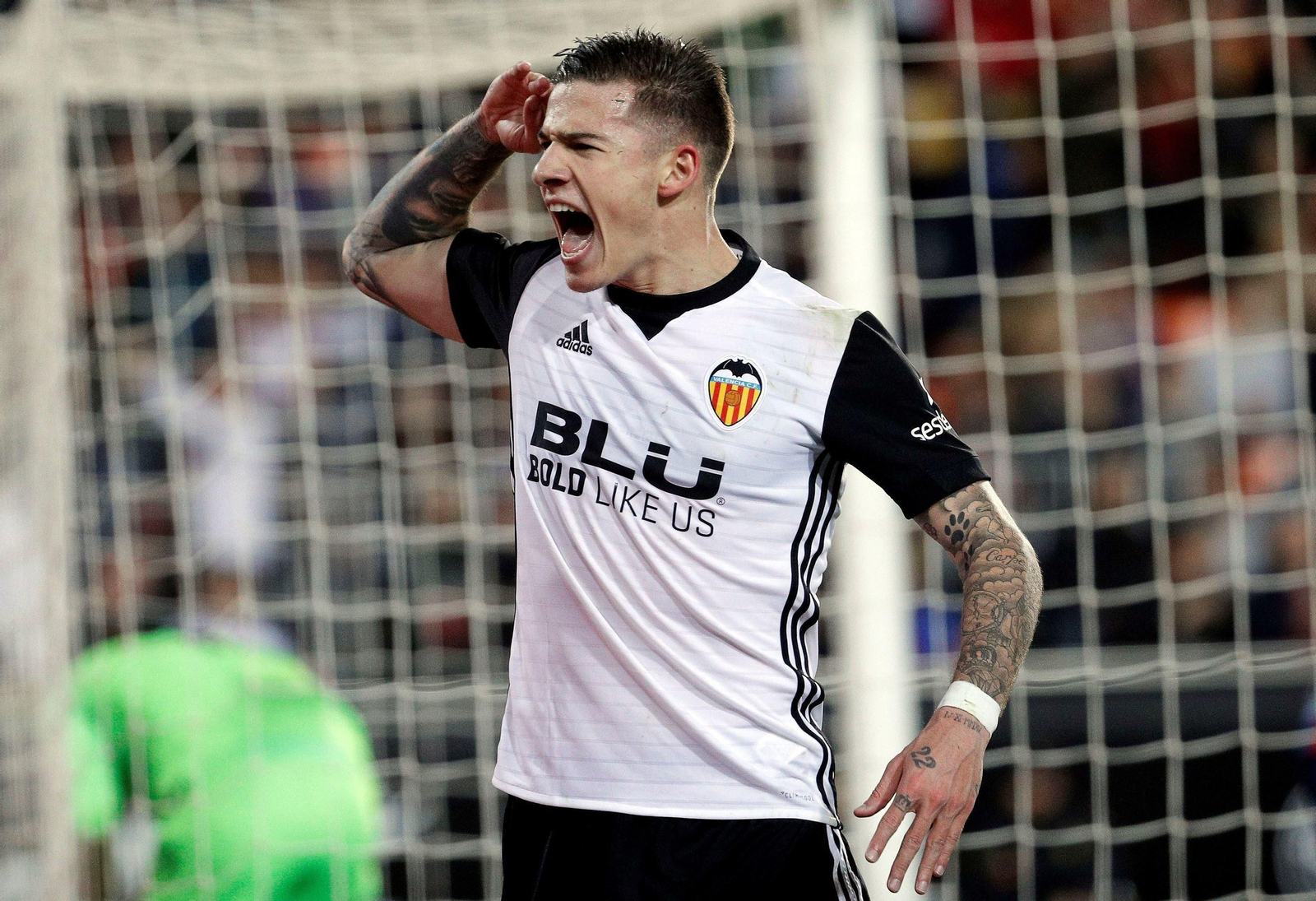 Santi Mina celebra un gol.