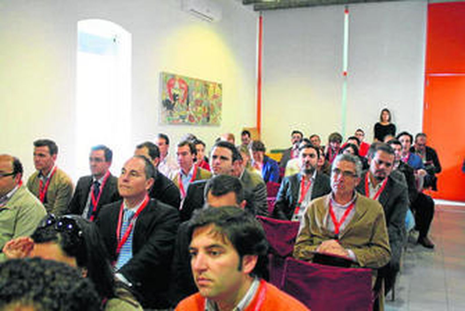 Éxito de asistentes en el encuentro de Morón. Abajo, la diputada de Empleo con el alcalde de la localidad.