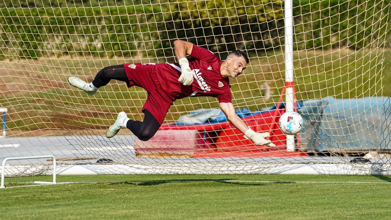 Andrés Fernández completa una acrobática parada en un entrenamiento de la semana.