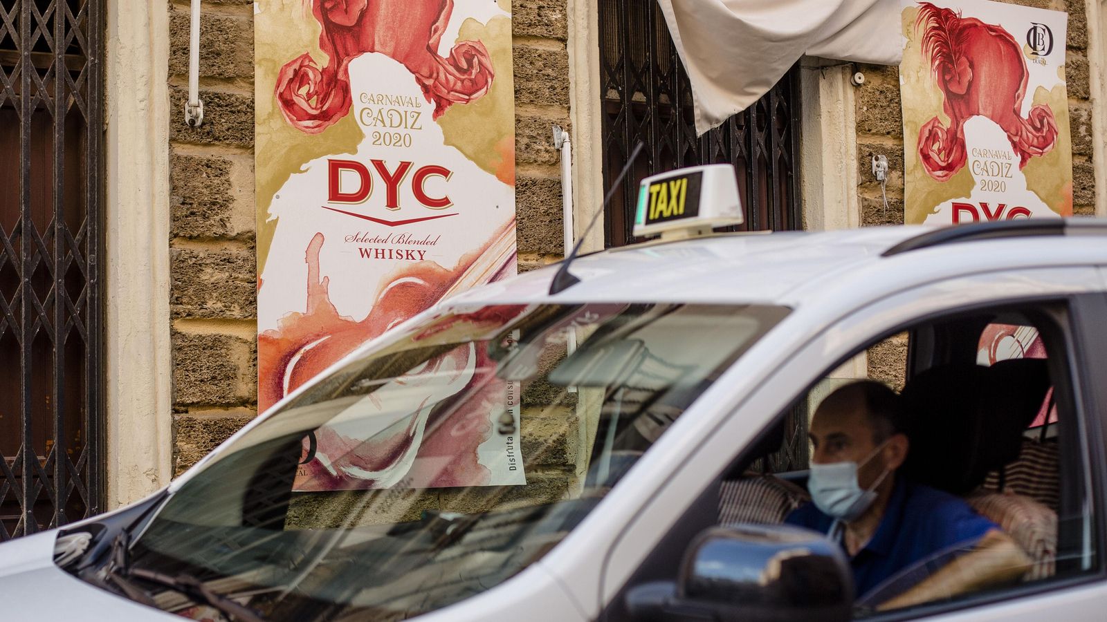 El taxista Rafael Sánchez, en la parada del Falla durante la mañana del miércoles.