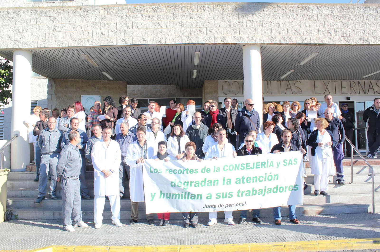 Concentración sindical antirrecortes en el exterior del Juan Ramón Jiménez, en diciembre de 2013.