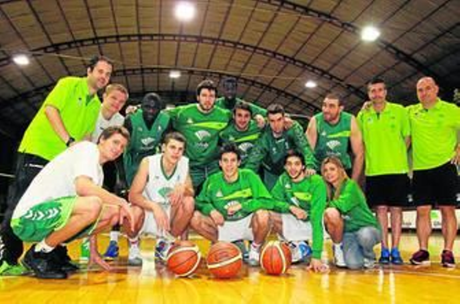 Los jugadores y el cuerpo técnico del Clínicas posan ayer en Los Guindos.