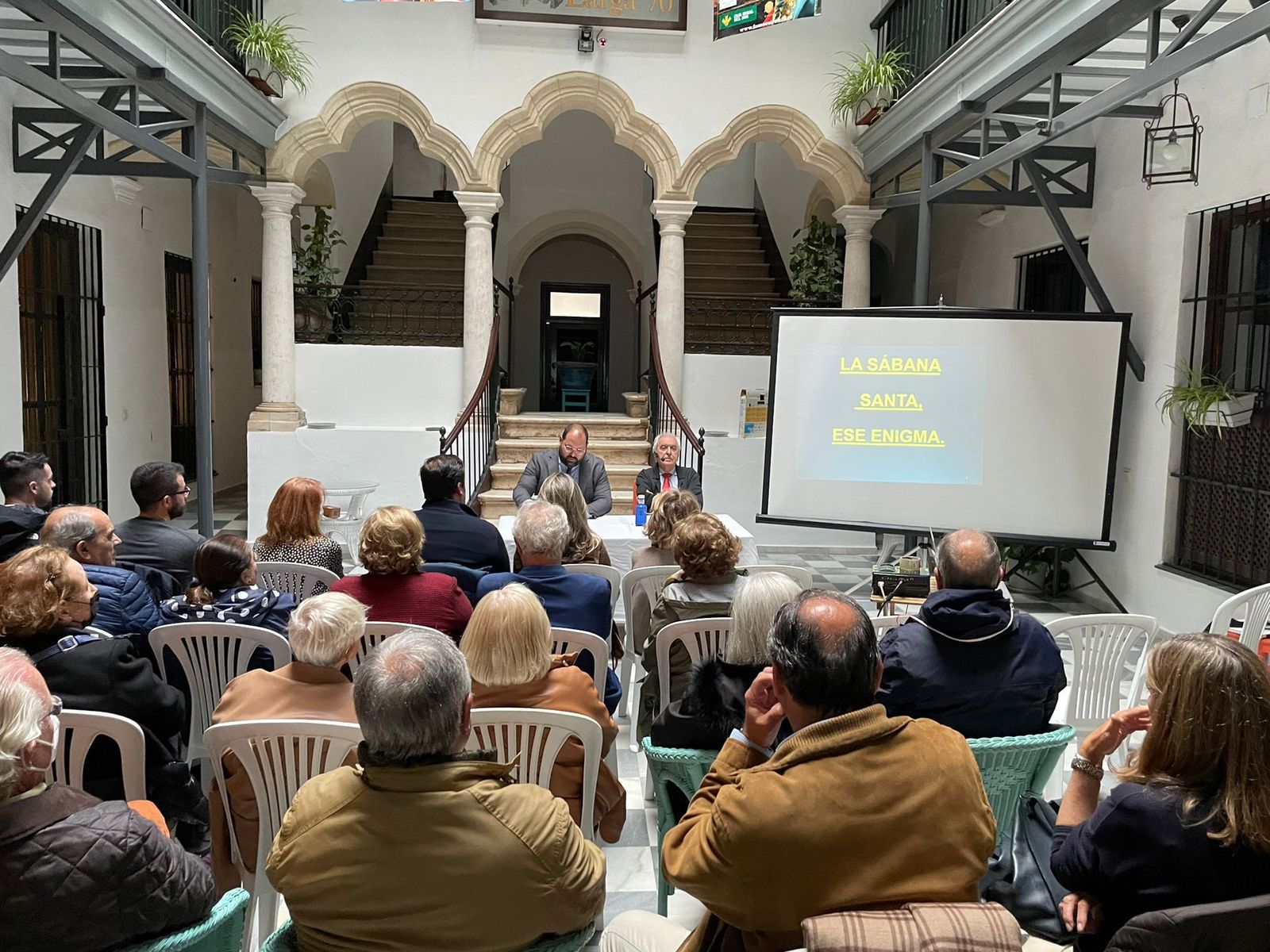 Una imagen de la charla ofrecida en el patio de Larga 70.