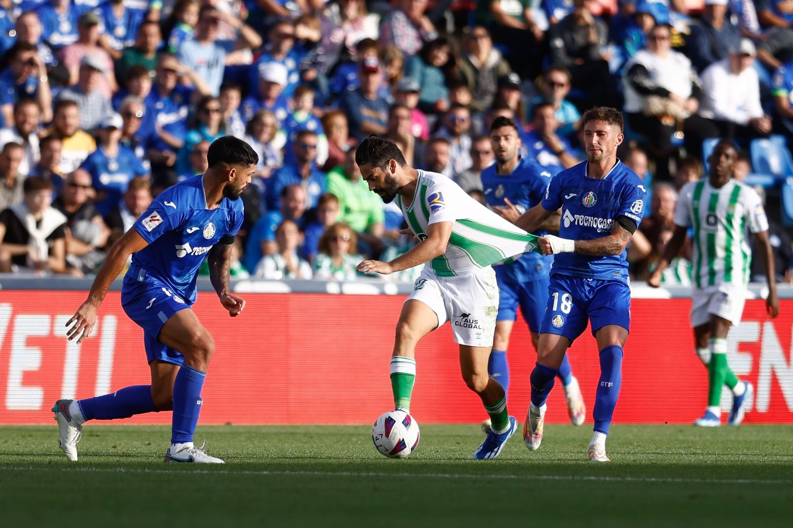 Isco es agarrado por José Ángel Carmona cuando encara a Alderete.