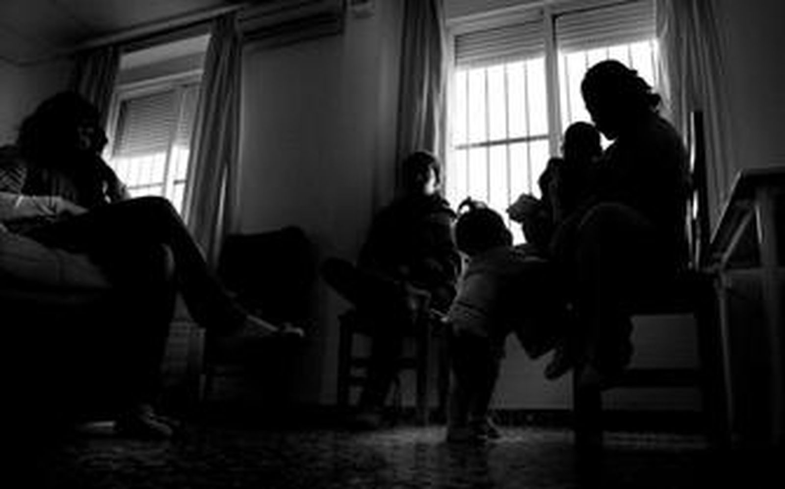 Menores del centro de acogida de Málaga con sus hijos en una foto tomada ayer.