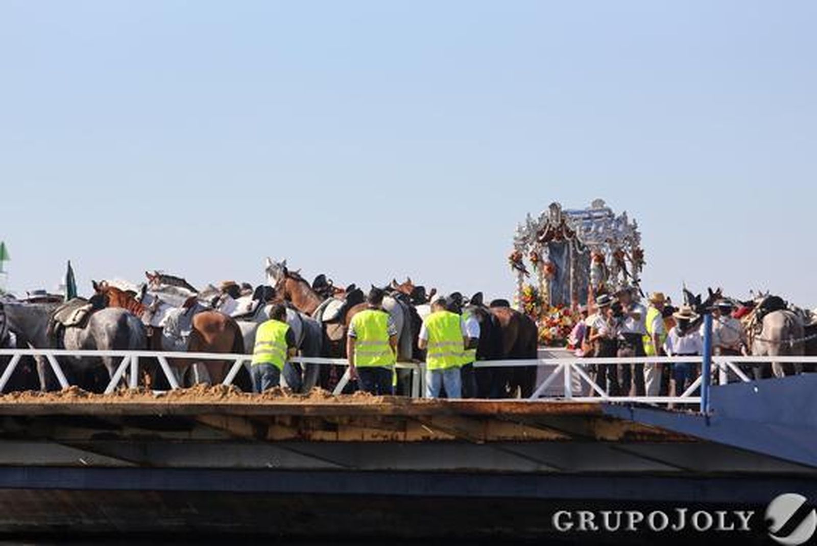 El Simpecado de la capital inicia su camino mientras las primeras hermandades gaditanas alcanzan Bajo de Guía. 

Foto:  Fito Carreto