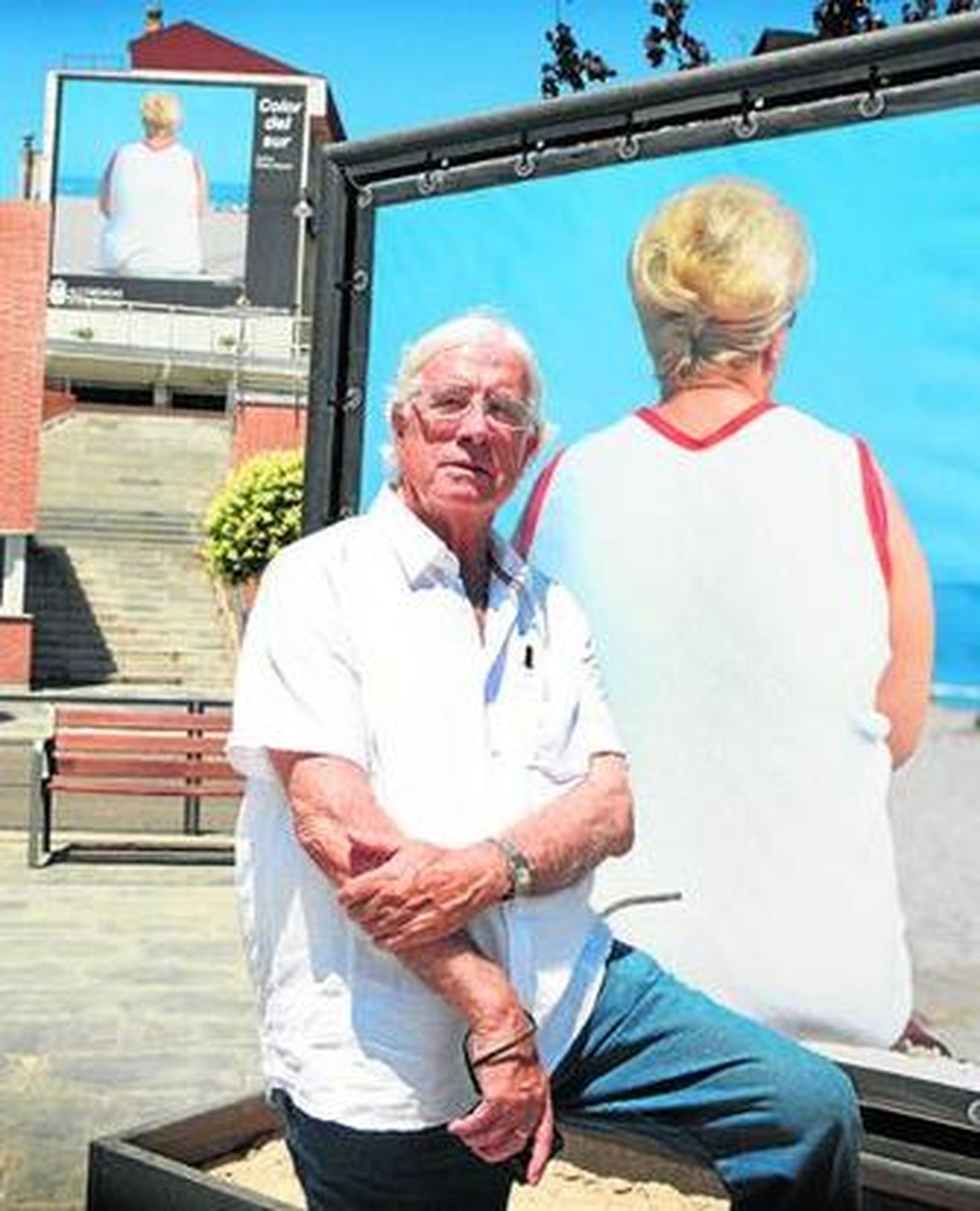 Pérez Siquier en Alcobendas. Al fondo, hay una pantalla con una fotografía suya de 25 metros cuadrados.
