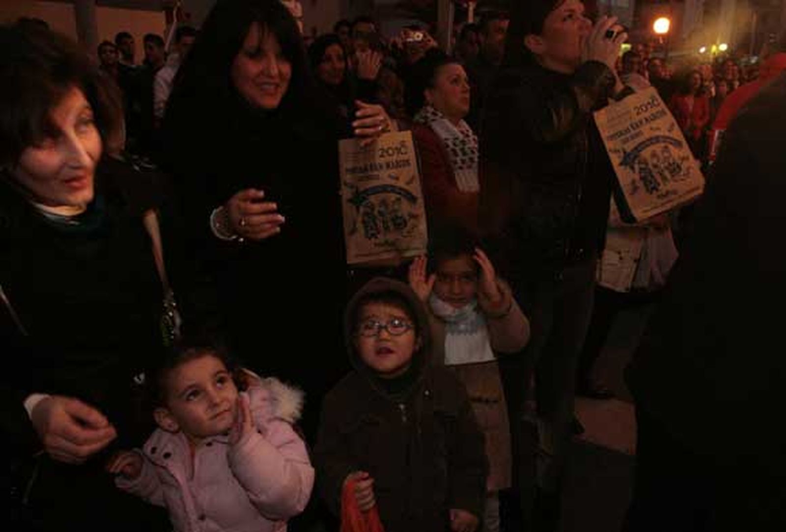 Niños y mayores disfrutaron de una tarde de ilusión que presagiaba la llegada de una noche mágica

Foto: Elias Pimentel