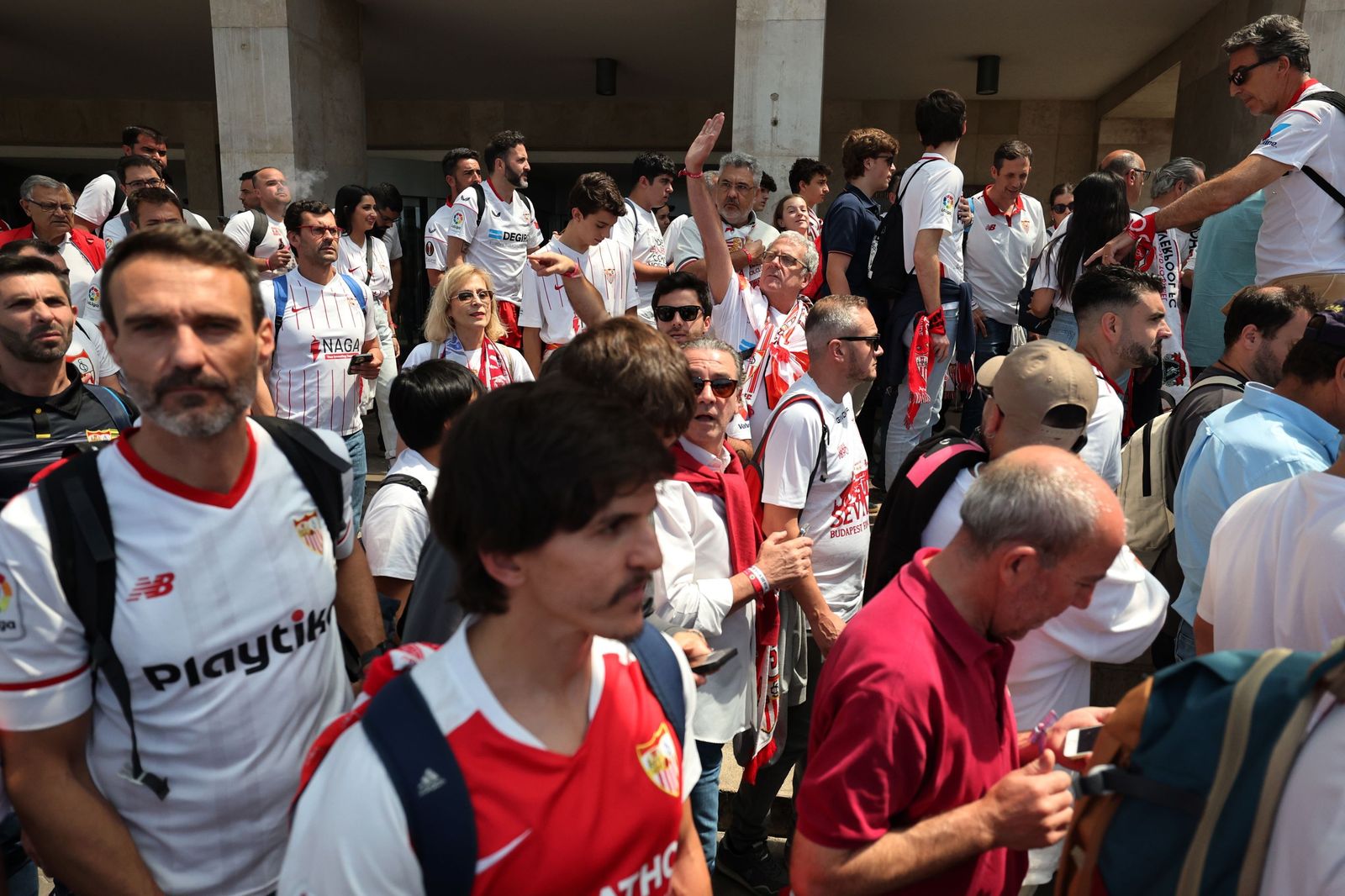 La llegada de aficionados sevillistas a Budapest
