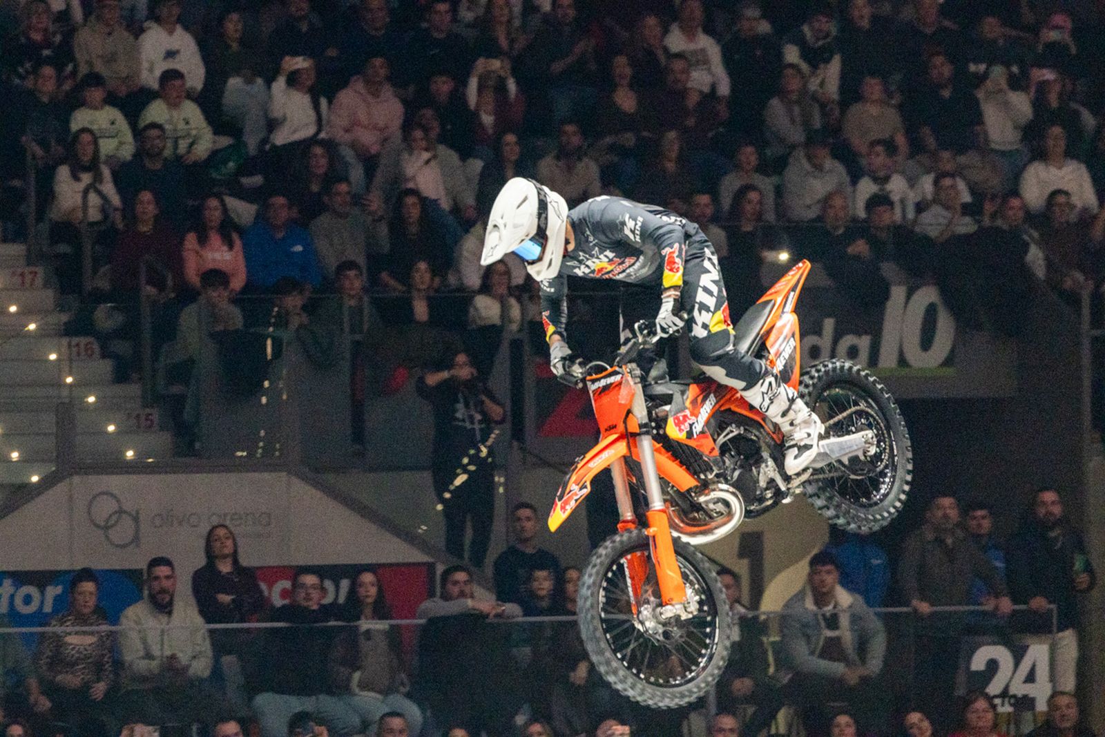 En imágenes: el Olivo Arena vibra con piruetas y motor en estado puro en el Soloflow Freestyle (2)