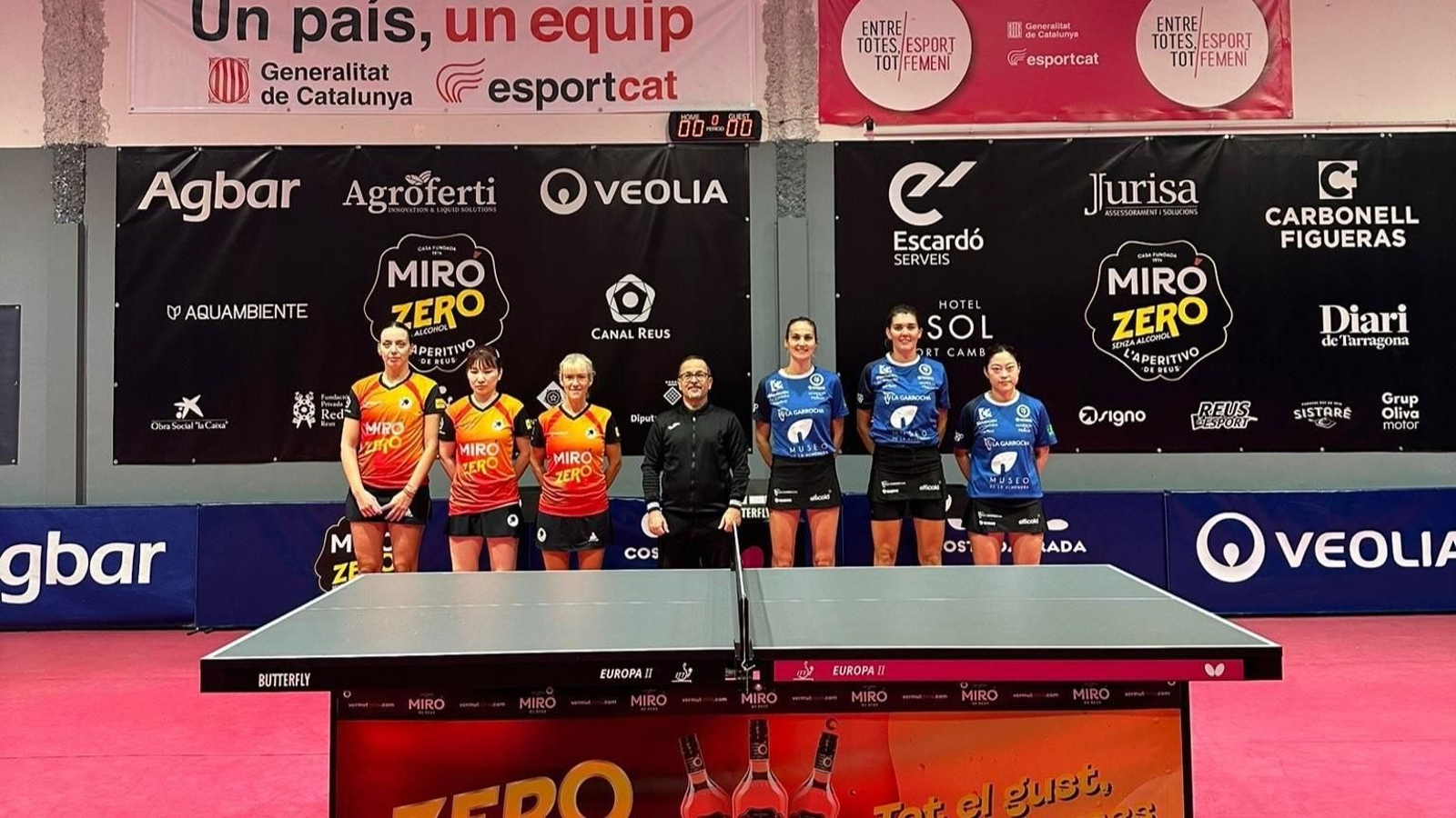 Los dos equipos posan antes del inicio del partido.