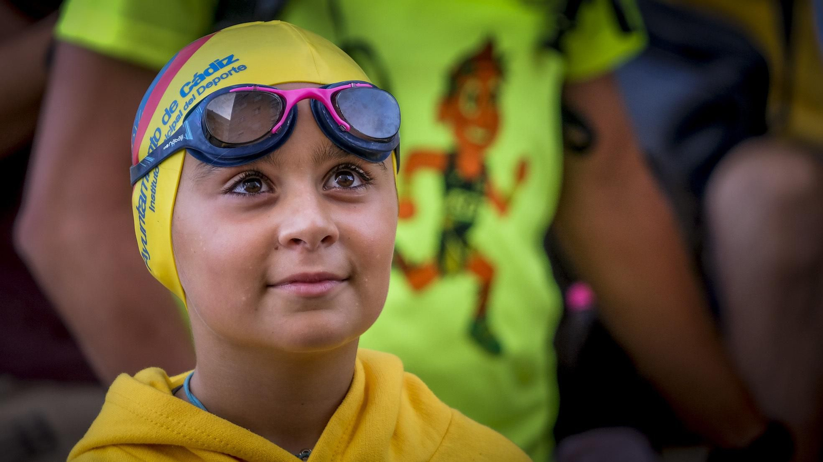 Los clubes de natación y watwerpolo de Cádiz, concentrados frente a la piscina