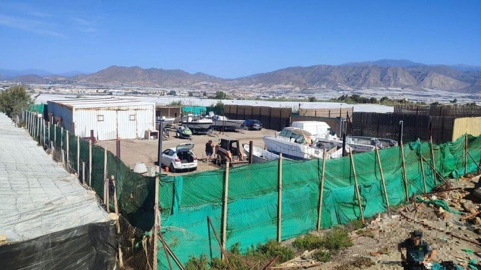 Uno de los cortijos desmantelados en Adra en operaciones contra el petaqueo