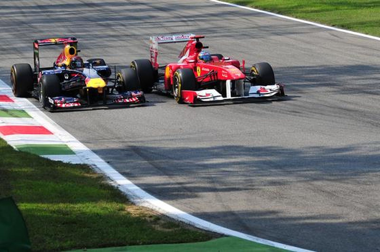 Vettel también gana en Monza y Alonso acaba tercero tras llegar a liderar la carrera. / AFP