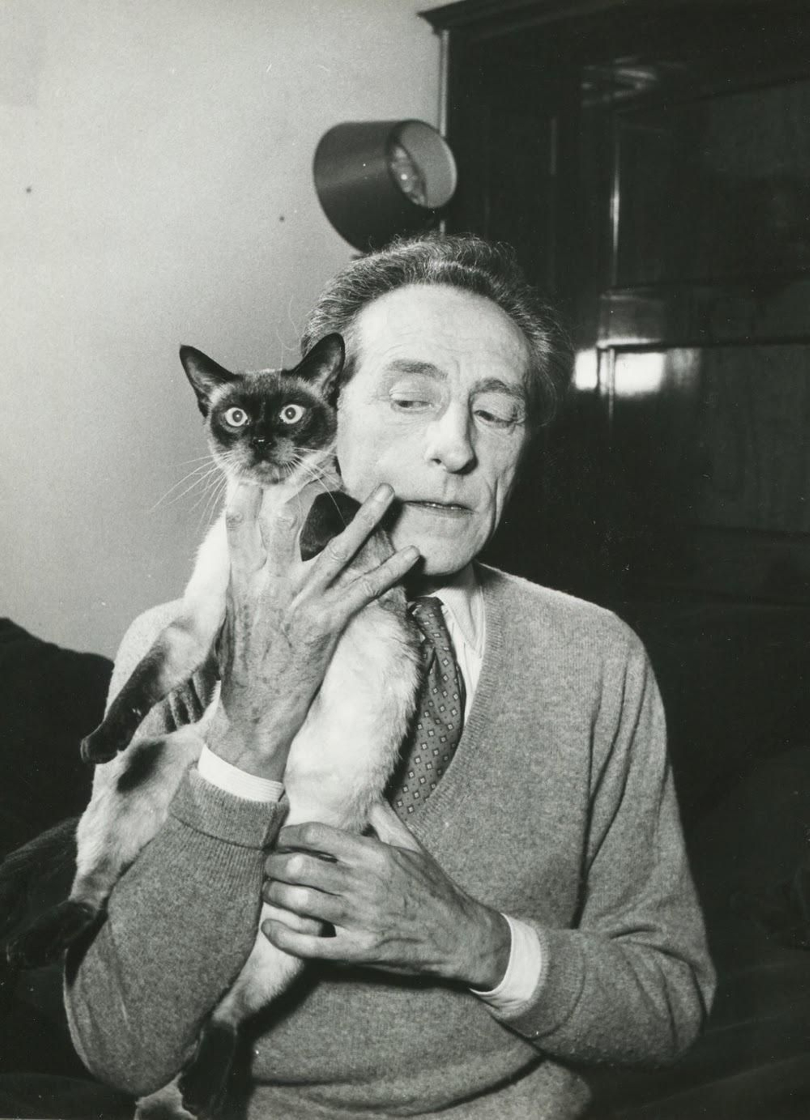 El poeta, cineasta, dramaturgo y pintor francés Jean Cocteau (1889–1963).