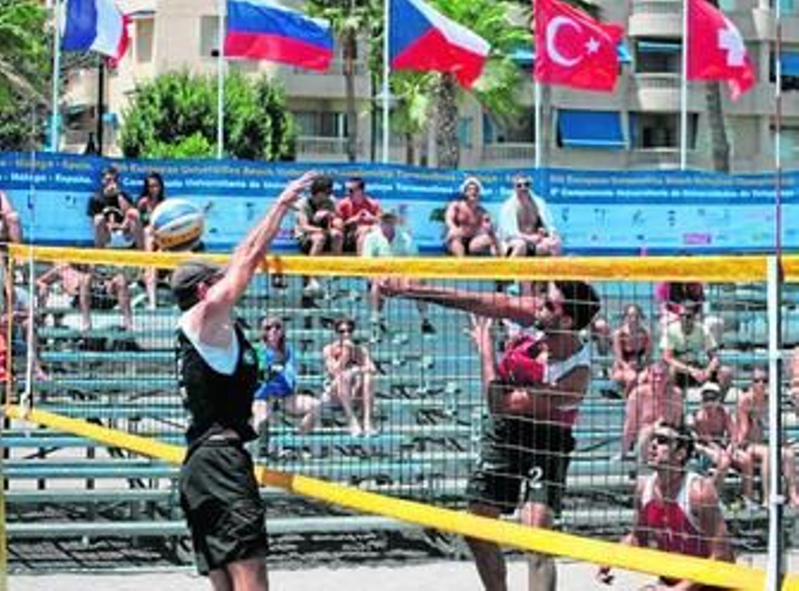 El jugador de la UMA, José Manuel Ariza, remata un tanto en el partido frente a la pareja de Zurich.