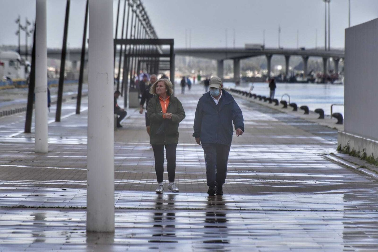 Dos personas hacen deporte en Algeciras, este martes.