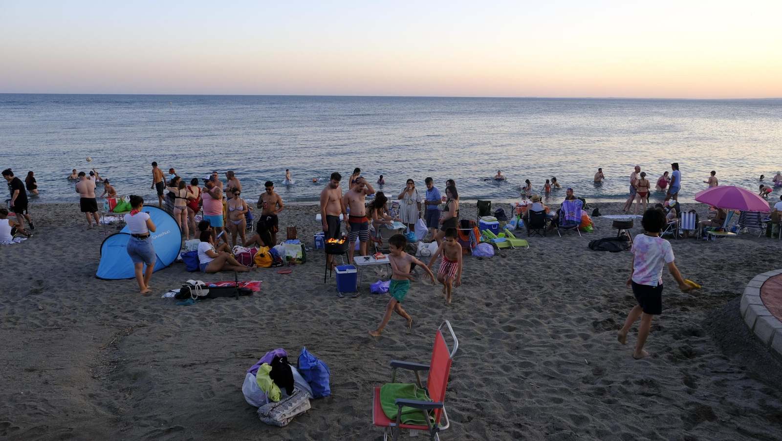 Imágenes de las hogueras de la Noche de San Juan en Almería capital