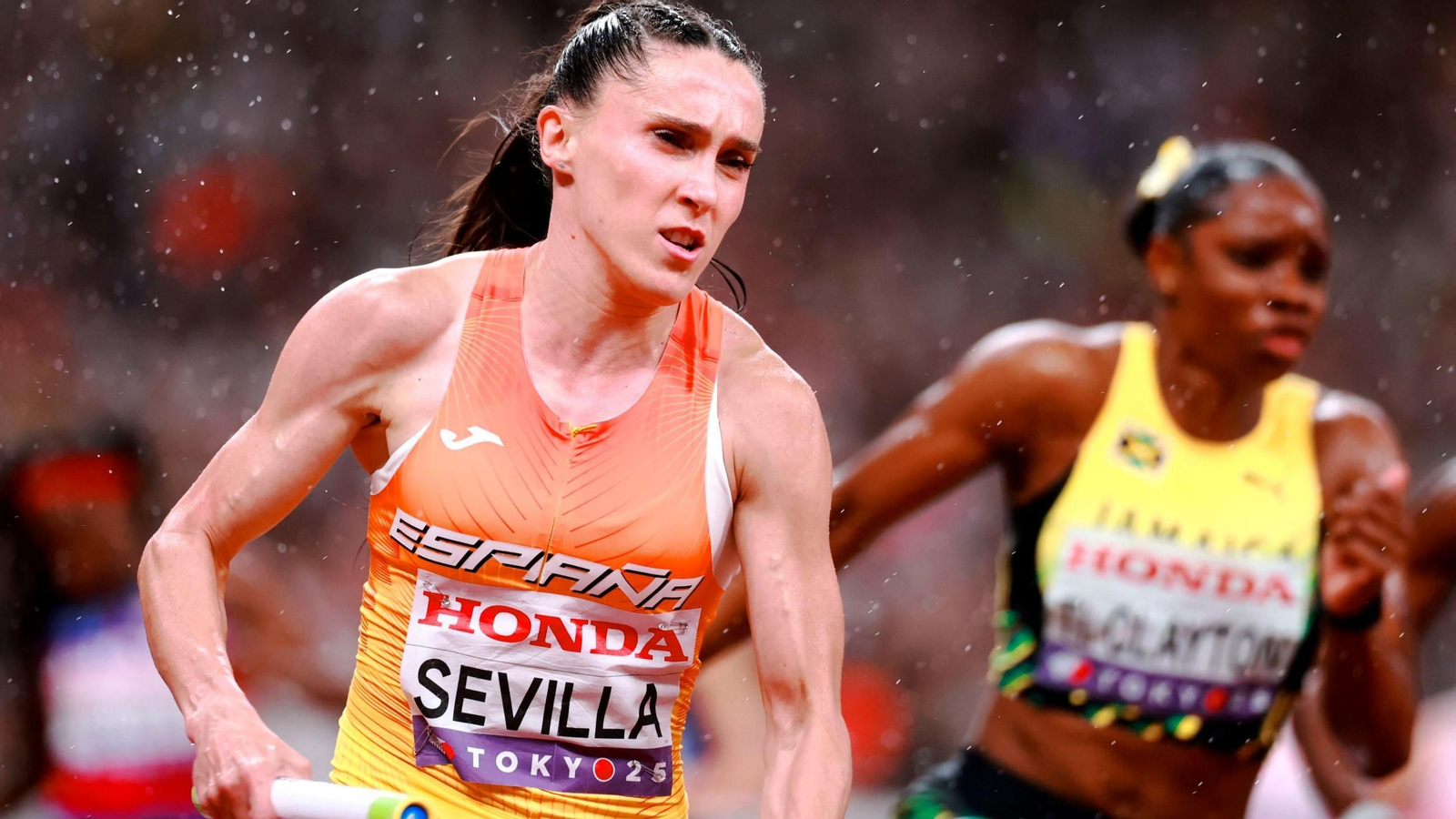 Paula Sevilla en la carrera de relevos.