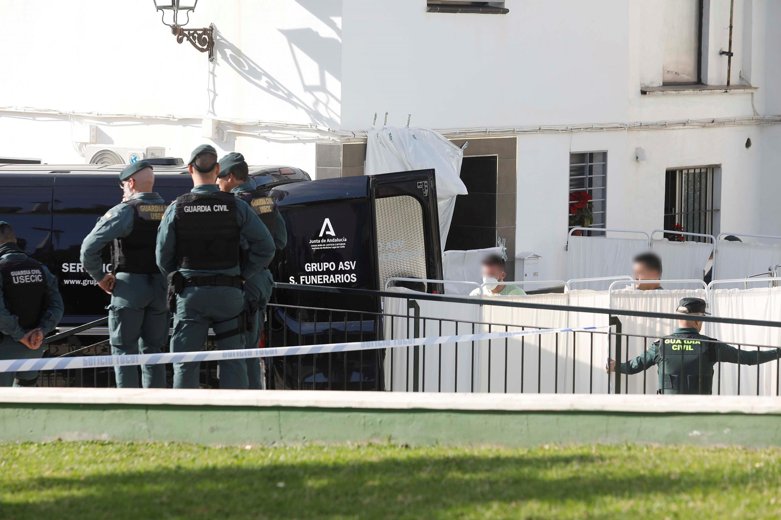 Los agentes de la Guardia Civil en la vivienda donde se produjeron los hechos. Los agentes de la Guardia Civil en la vivienda donde se produjeron los hechos.
