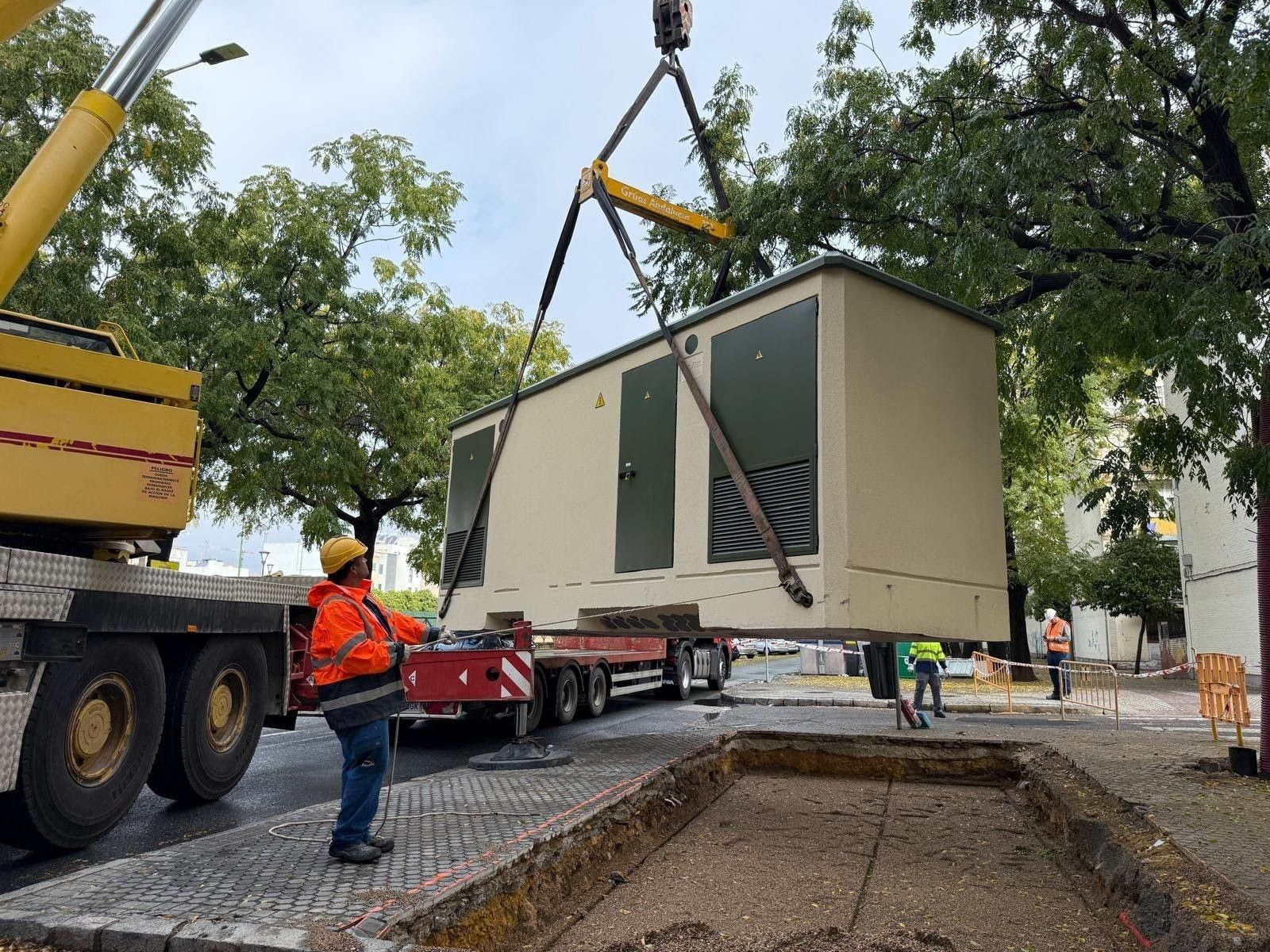 Instalación de un centro de transformación de Endesa en la calle Acuario, en el barrio de Los Pajaritos, con la colocación de una caseta prefabricada.