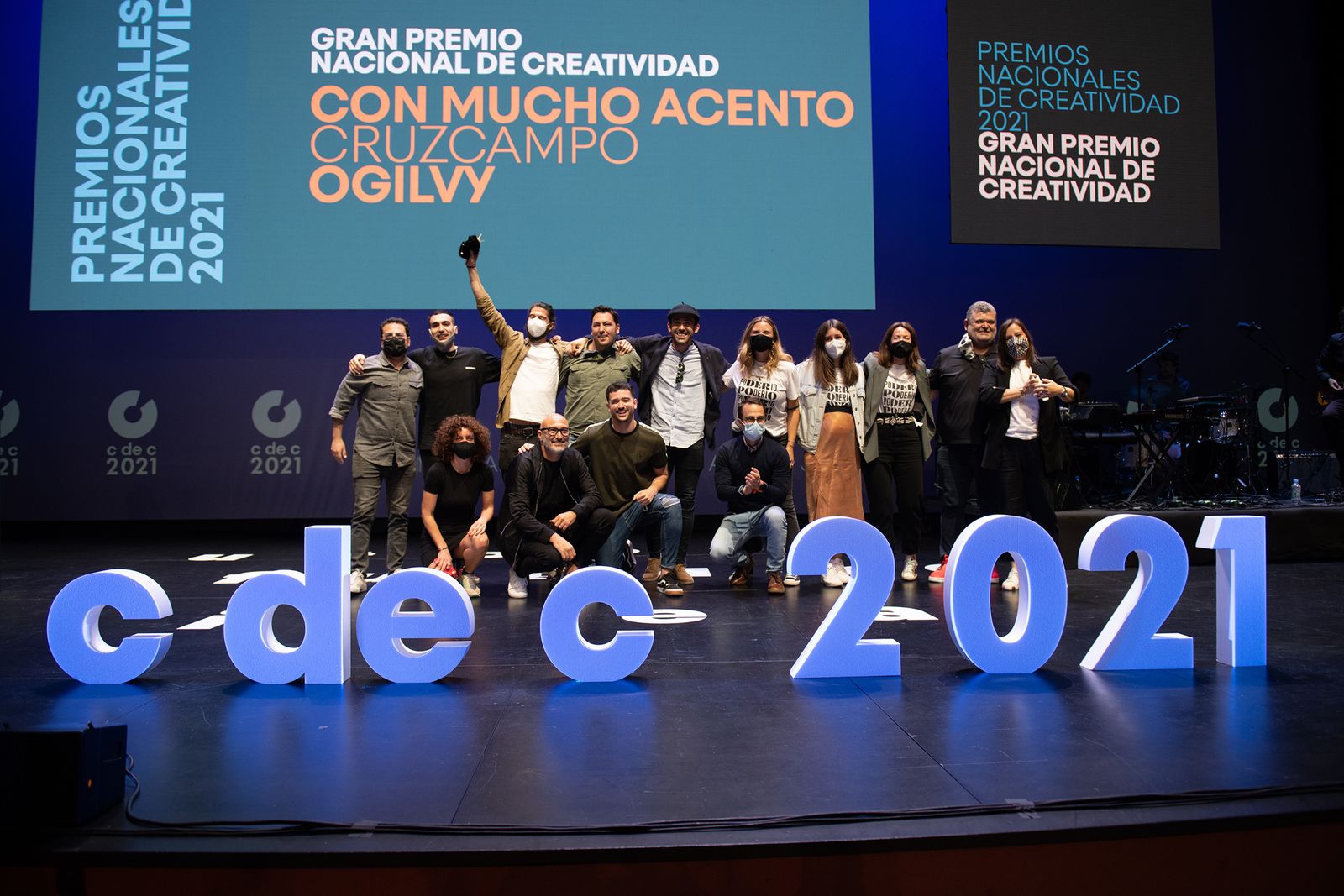 El equipo de Ogilvy recibe el Gran Premio Nacional de Creatividad por la campaña "Con mucho acento" para Cruzcampo.
