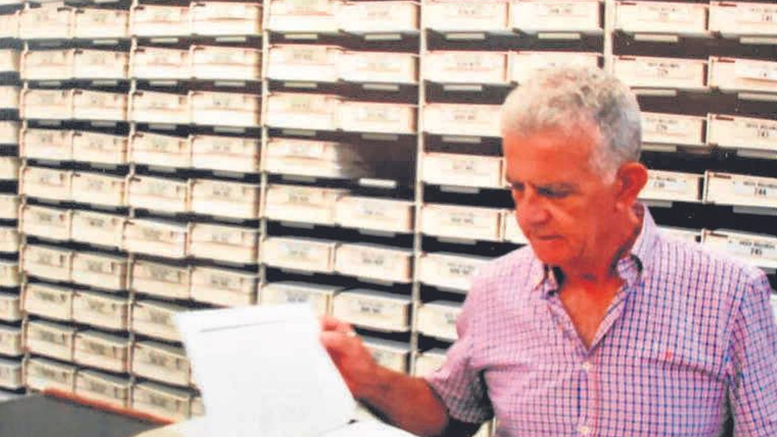 Paco Milán en la corte de Fairmont revisando archivos de su abuelo.