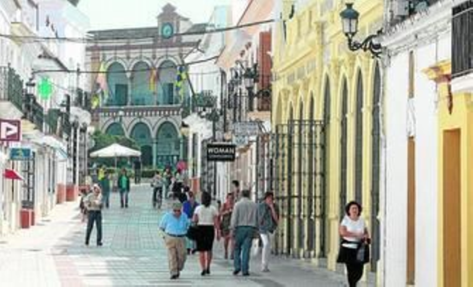 Calle peatonal de Moguer, con el Ayuntamiento al fondo.