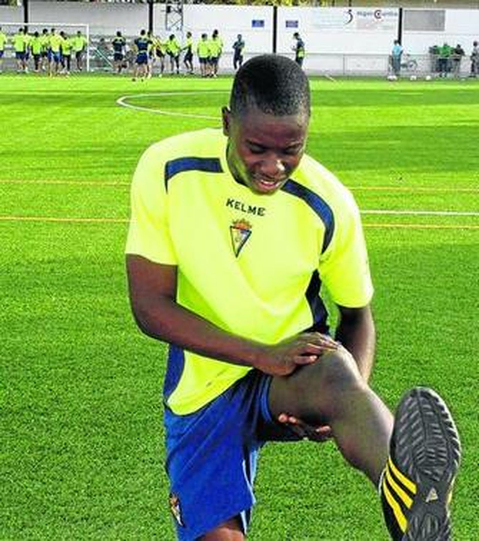 Wilfried Moke estira su pierna izquierda durante una sesión.