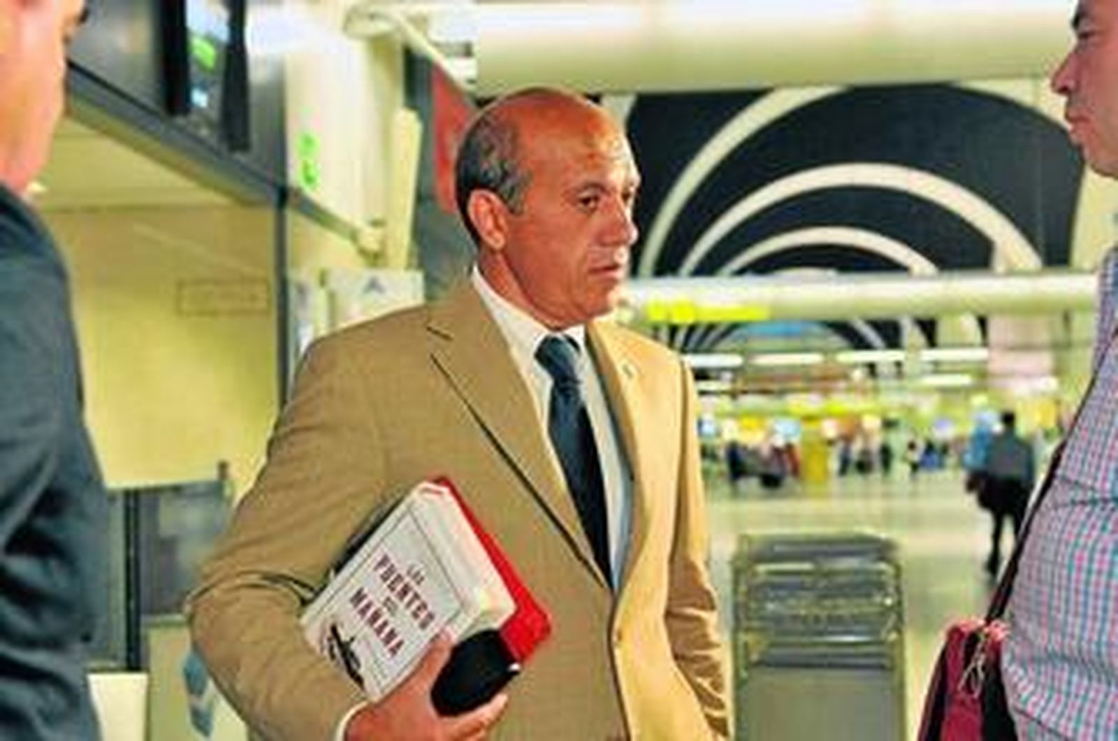 José María del Nido dialoga con Jesús Gómez, jefe de prensa, en el aeropuerto de San Pablo.