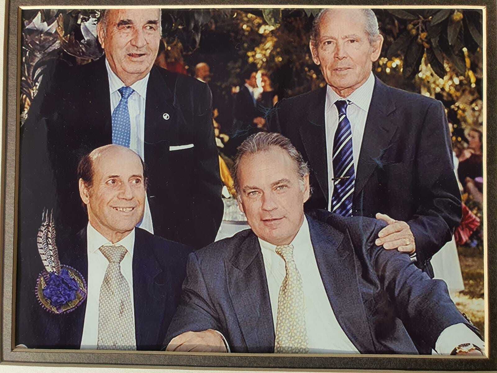 Arriba, a la izquierda, Antonio Rodríguez, y Pedro González, que trabajó también más de 50 años en casa del suegro de Bertín. Abajo, Bertín y su cuñado Rodrigo Domecq.