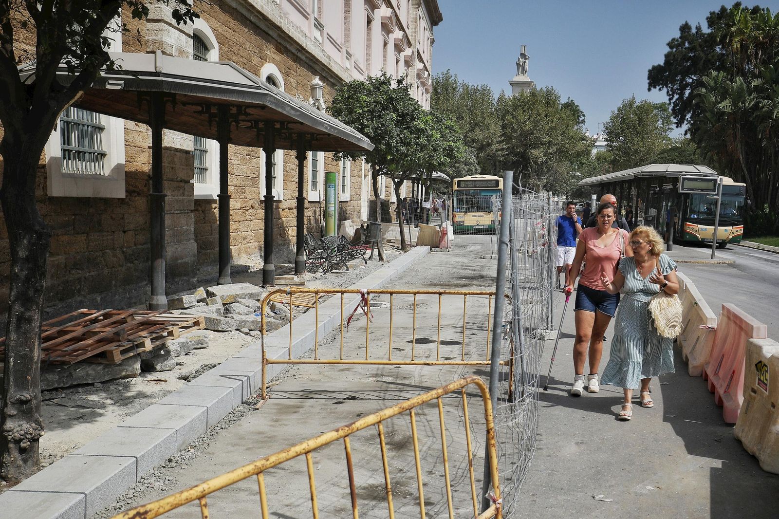 Imágenes de las obras e la plaza de España en Cádiz