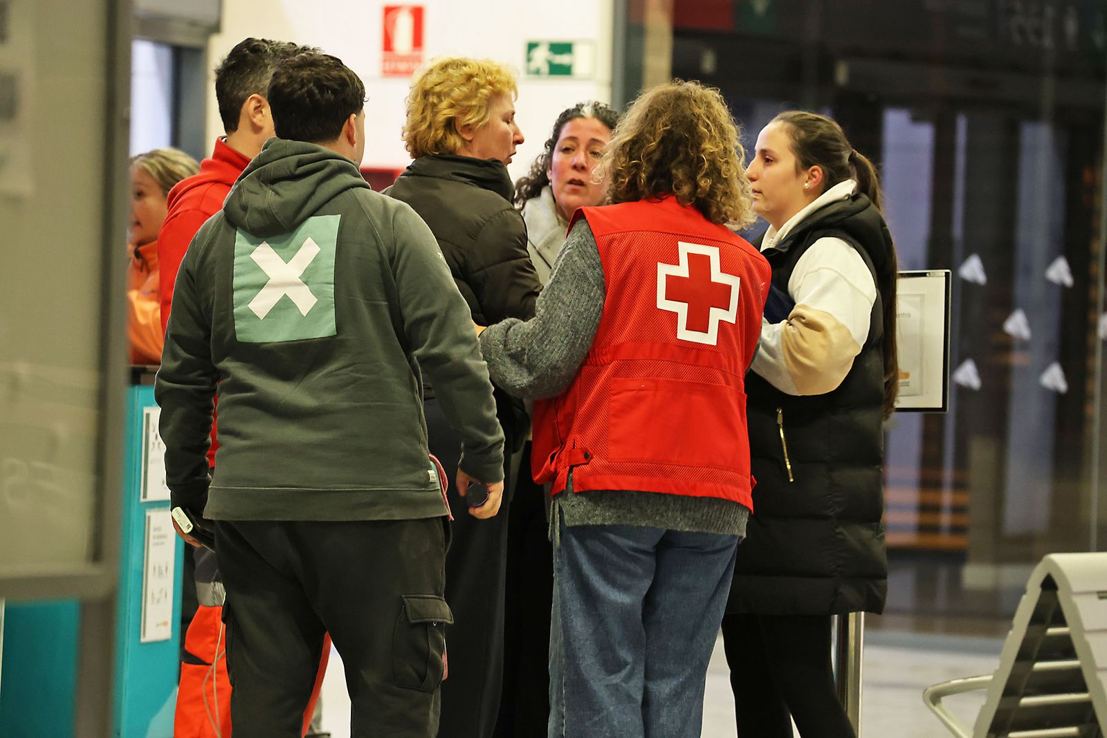 Las Fotografías del dispositivo de urgencia en la estación de Huelva para los afectados por el tren accidentado