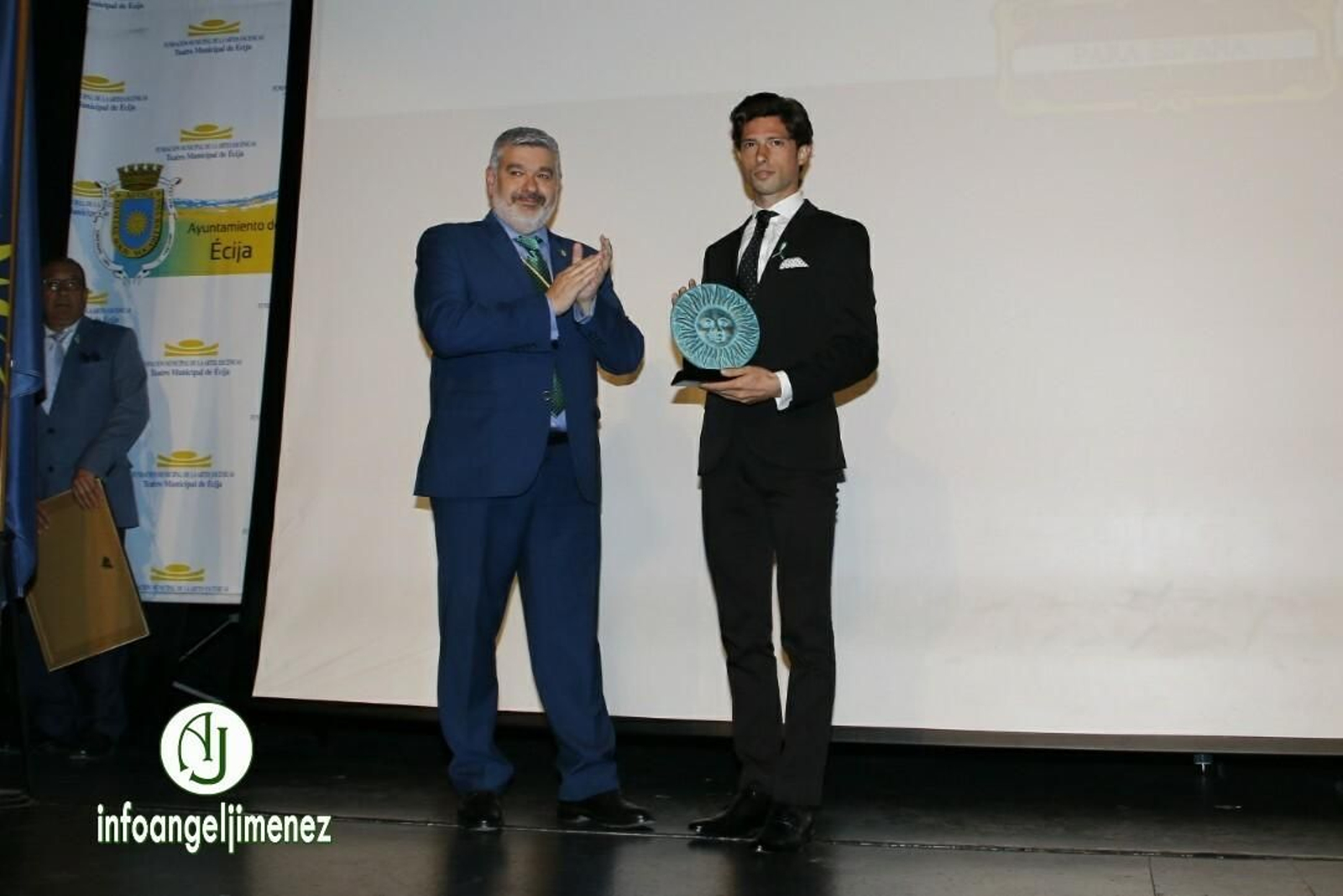 El torero Ángel Jiménez recibe el galardón como Ecijano del Año.