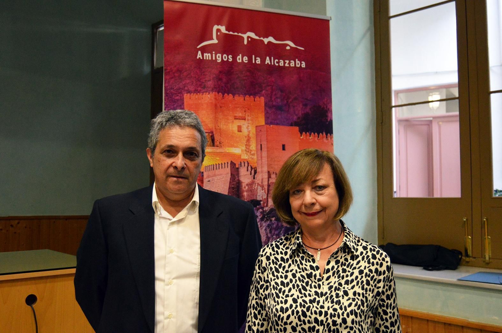 Jorge Lirola junto a María Teresa Pérez, presidenta de Amigos de la Alcazaba.